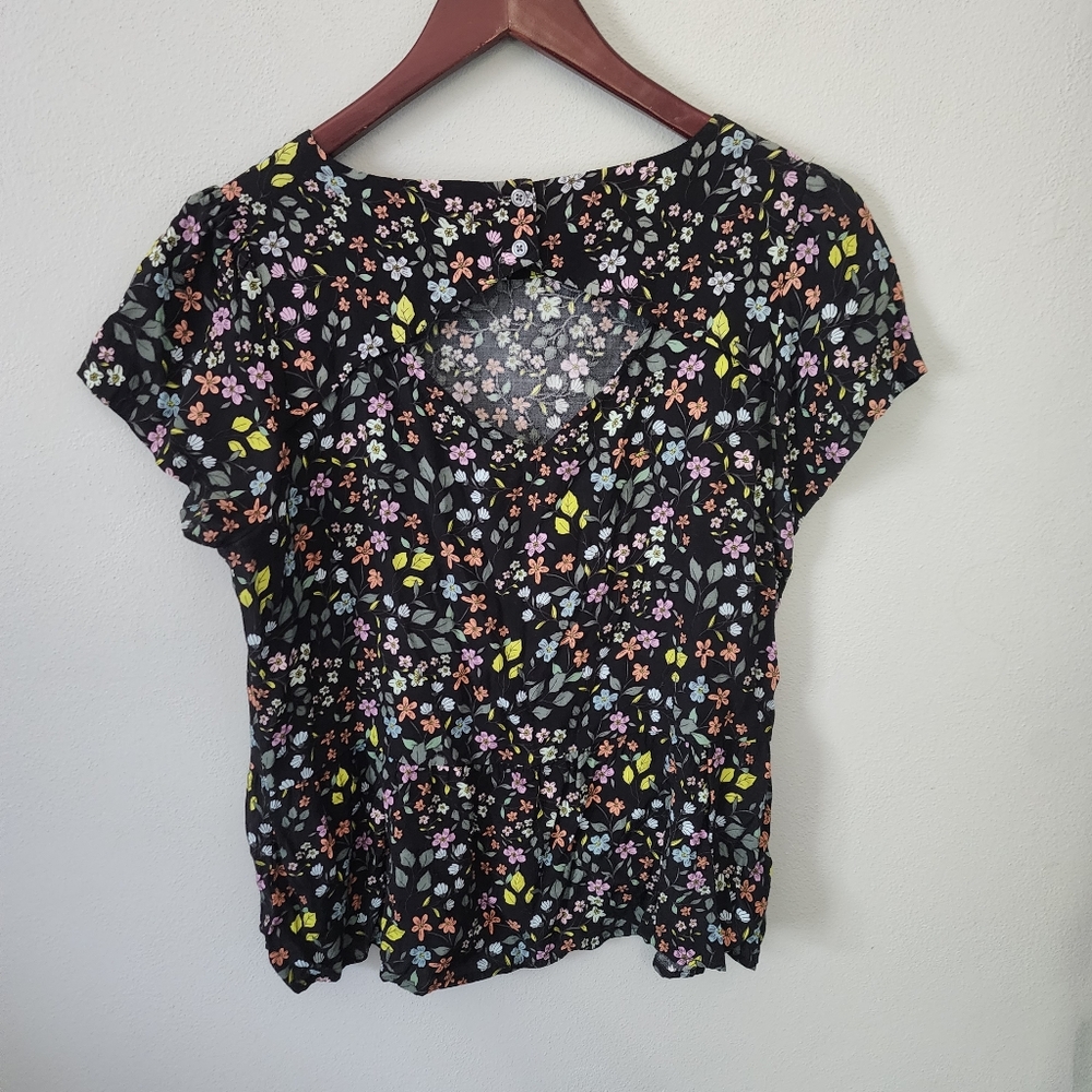 Loft black floral dressy top back cut out petites size medium - Picture 2 of 6